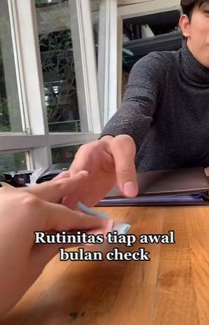 Pasangan ini punya rutinitas tiap awal bulan. (Tiktok/@brownieszz)