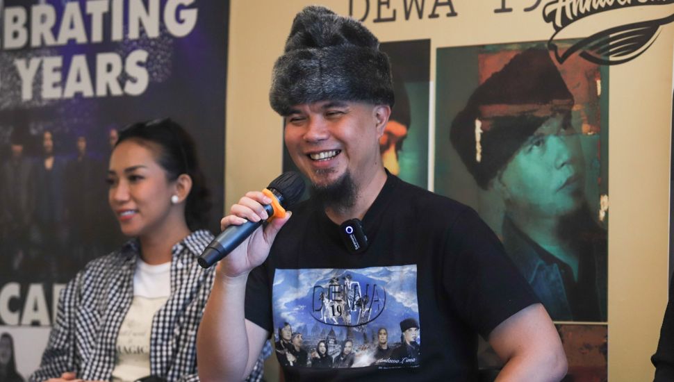 Musisi Ahmad Dhani saat menggelar jumpa pers konser perayaan 30 tahun Dewa 19 di Pasar Minggu, Jakarta Selatan, Selasa (12/10/2021). [Suara.com/Alfian Winanto]