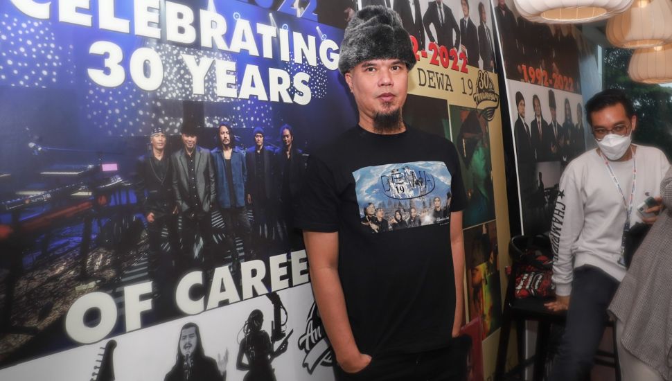 Musisi Ahmad Dhani saat ditemui usai menggelar jumpa pers konser perayaan 30 tahun Dewa 19 di Pasar Minggu, Jakarta Selatan, Selasa (12/10/2021). [Suara.com/Alfian Winanto]