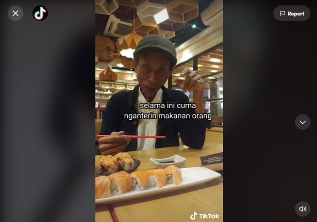 Viral driver ojol perdana makan sushi bikin terenyuh. (TikTok/@babehojol)