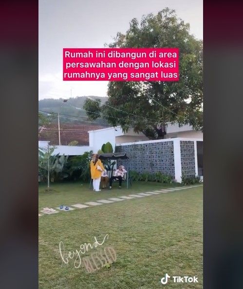 Potret rumah orangtua Rossa. (TikTok/pecintarossa96)