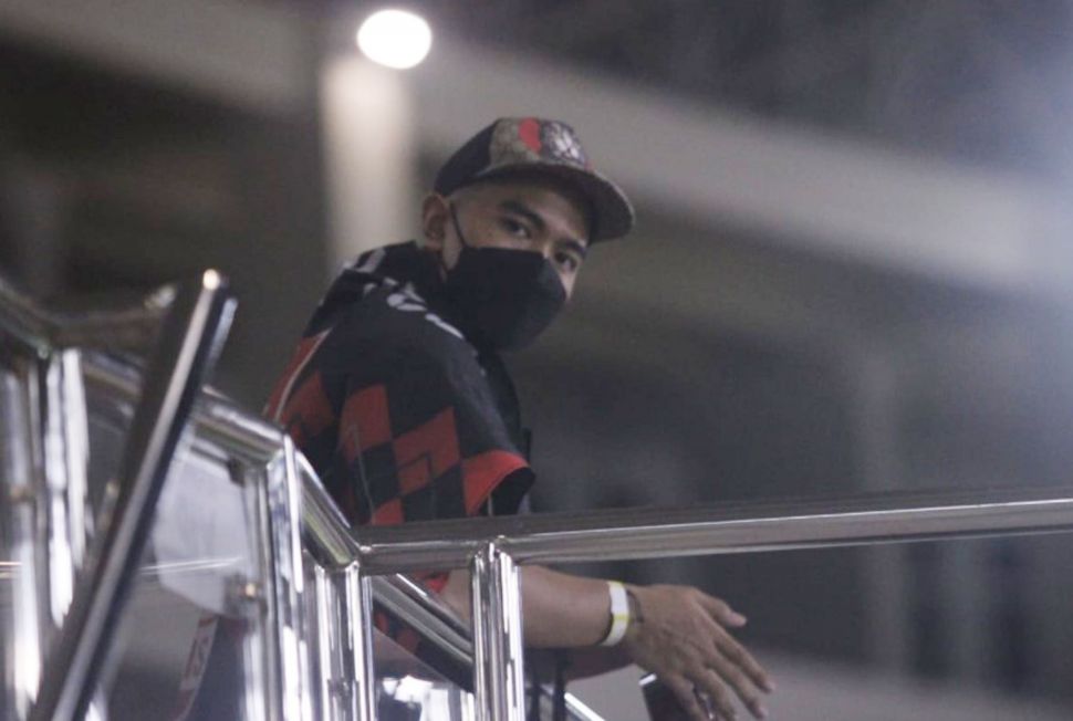 Kaesang Pangarep saat menyaksikan langsung laga Persis Solo versus PSIM Yogyakarta di Stadion Manahan, Selasa (12/10/2021). [Suara.com/Ronald Seger Prabowo]