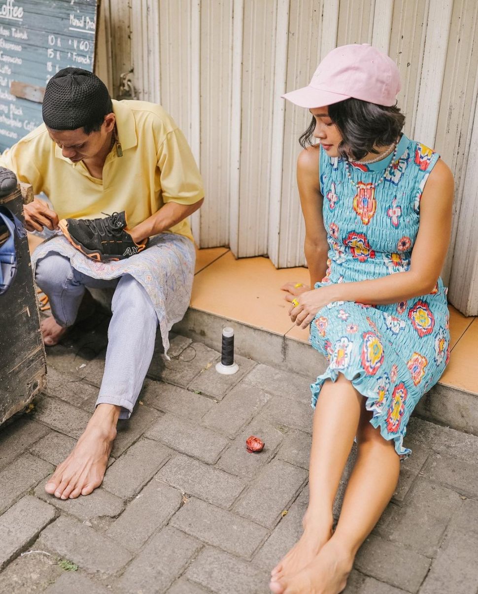 Potret Andien Aisyah pakai jasa tukang sol sepatu keliling. (Instagram/andienaisyah)