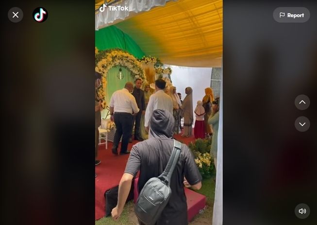 Viral kedatangan tamu tak terduga, pengantin wanita menangis di pelaminan. (TikTok/@doraemoni0204)