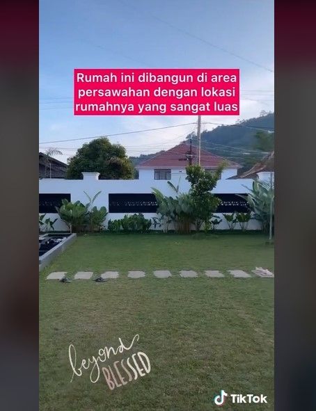 Potret rumah orangtua Rossa. (TikTok/pecintarossa96)