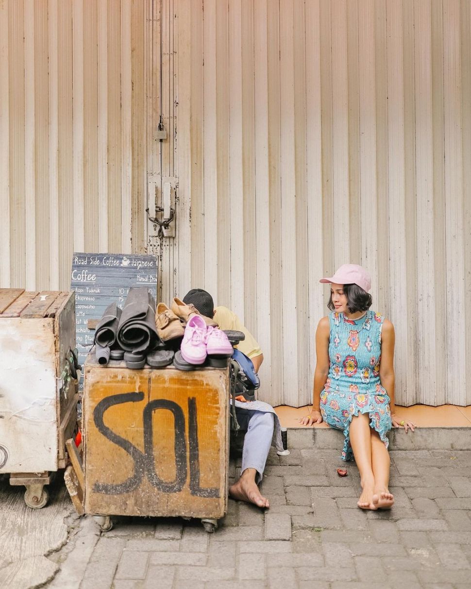 Potret Andien Aisyah pakai jasa tukang sol sepatu keliling. (Instagram/andienaisyah)