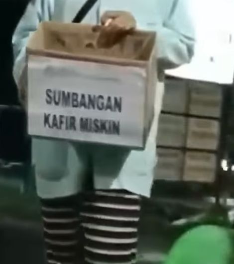 Tulisan di kardus sumbangan jadi sorotan. (Instagram/@memomedsos)