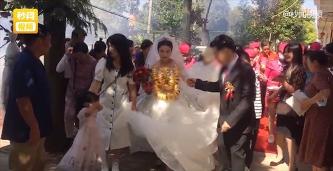 Viral pengantin wanita dapat hadiah 60 kg emas. (Saostar.vn)