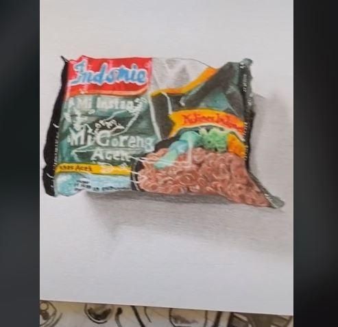 Gambar bungkus mi goreng ini menarik perhatian netizen. (TikTok/ @saveri10)