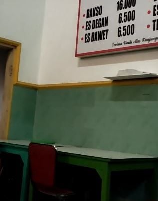 Pembeli syok melihat daftar harga satu mangkuk bakso. (Tiktok)