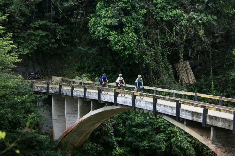 Ayobantu mendukung tiga pesepeda melakukan perjalanan sejauh 230 km dengan ketinggian 5.753 meter untuk suarakan isu kesehatan mental. (Dok. Ayobantu)
