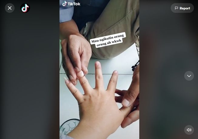 Viral pria persembahkan cincin tak biasa untuk pacar. (TikTok/@salbiah52)