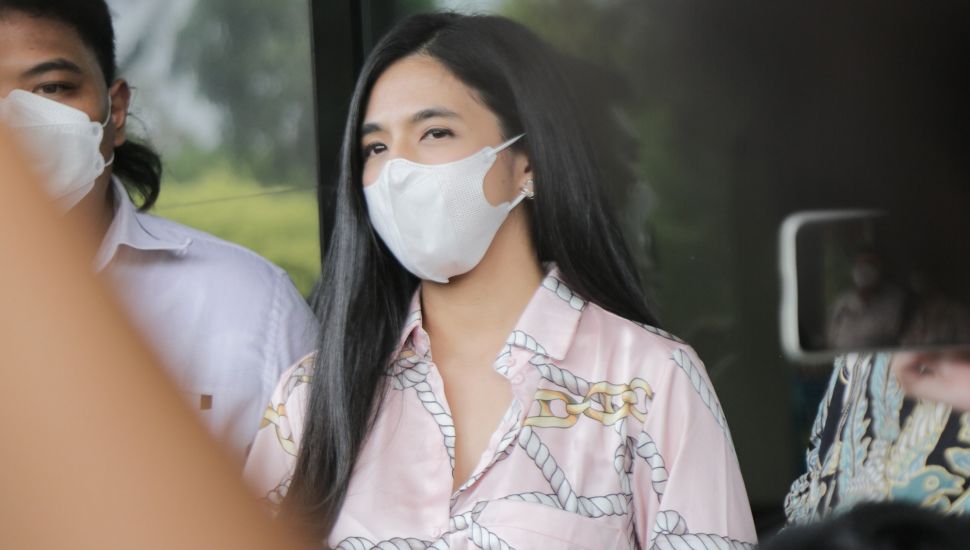 Putri Una atau DJ Una saat ditemui awak media usai menjalani sidang cerai di Pengadilan Agama Jakarta Selatan, Kamis (14/10/2021). [Suara.com/Alfian Winanto]