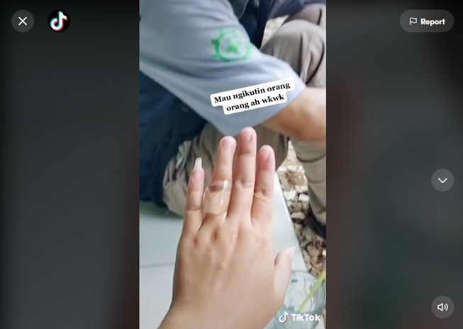 Viral pria persembahkan cincin tak biasa untuk pacar. (TikTok/@salbiah52)