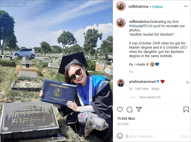 Viral wanita rayakan wisuda di makam ayah. (Instagram/@ndflshabrina)