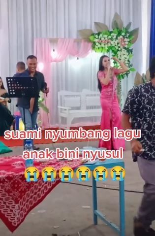 Suami tepergok nyanyi bareng biduan di acara hajatan. (Tiktok)