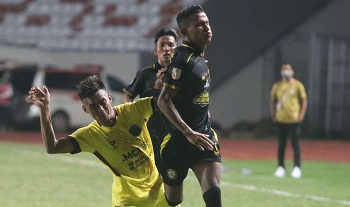 Pemain KS Tiga Naga melawan Muba Babel United di Stadion Gelora Jakabaring Palembang, Jumat (15/10/2021). [Ist]