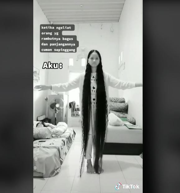 Viral Wanita Ini 18 Tahun Tak Potong Rambut (tiktok.com/zo_fi12)
