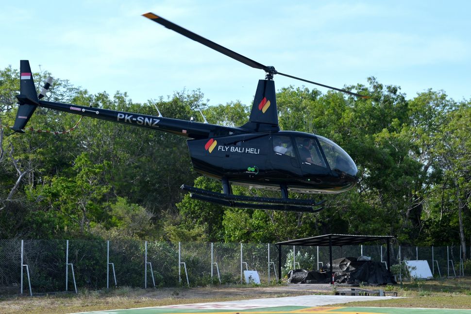 Helikopter yang dioperasikan operator Fly Bali Heli lepas landas saat mengangkut wisatawan di kawasan Badung, Bali, Kamis (14/10/2021). 