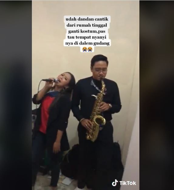 Sudah Dandan, Curhat Wedding Singer Malah Disuruh Nyanyi di Gudang (tiktok.com/@menur_biyonce)