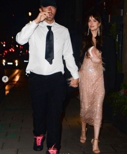 Potret mesra Chris Martin dan Dakota Johnson. [Instagram/__dartin]