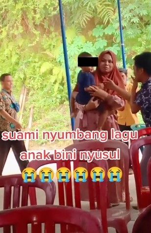 Suami tepergok nyanyi bareng biduan di acara hajatan. (Tiktok)