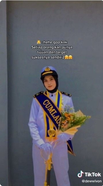 Diejek lulusan pelayaran jadi tukang foto keliling, wanita ini memberikan jawaban yang menohok. [TikTok