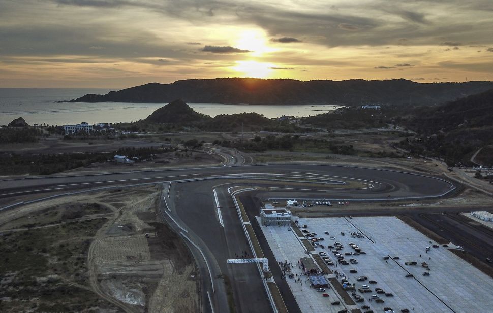 Foto udara tikungan ke 17 lintasan Pertamina Mandalika International Street Circuit saat matahari terbenam di KEK Mandalika, Kuta, Praya, Lombok Tengah, NTB, Kamis (14/10/2021). ANTARA FOTO/Ahmad Subaidi