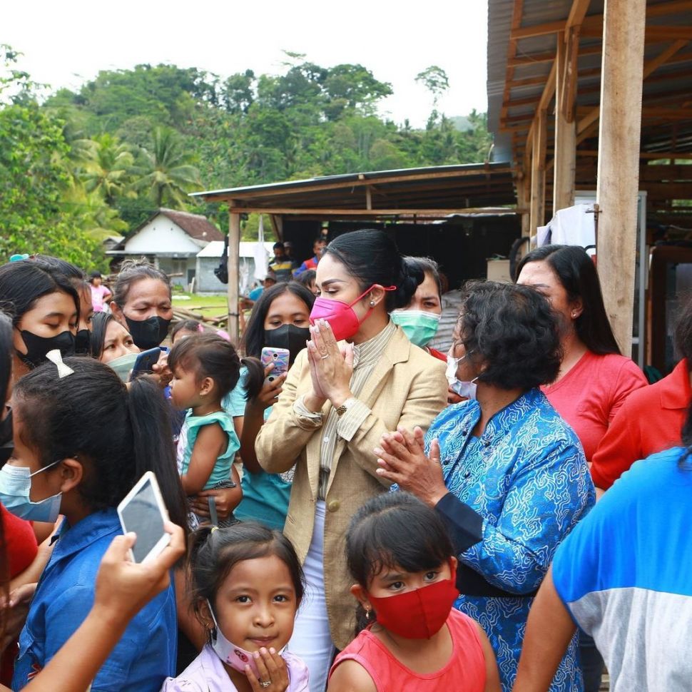 Momen Krisdayanti bantu renovasi gereja. (Instagram/krisdayantilemos)