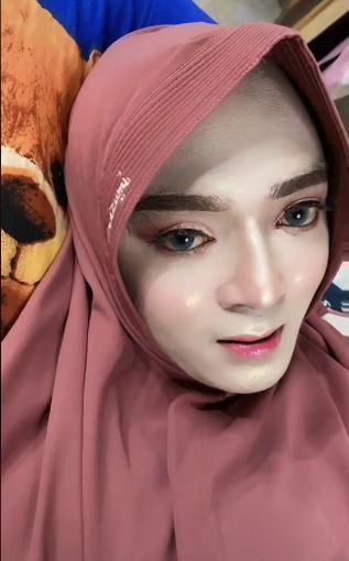 Wajah suami setelah dirias bikin istrinya insecure. (Tiktok/@diyah3057)