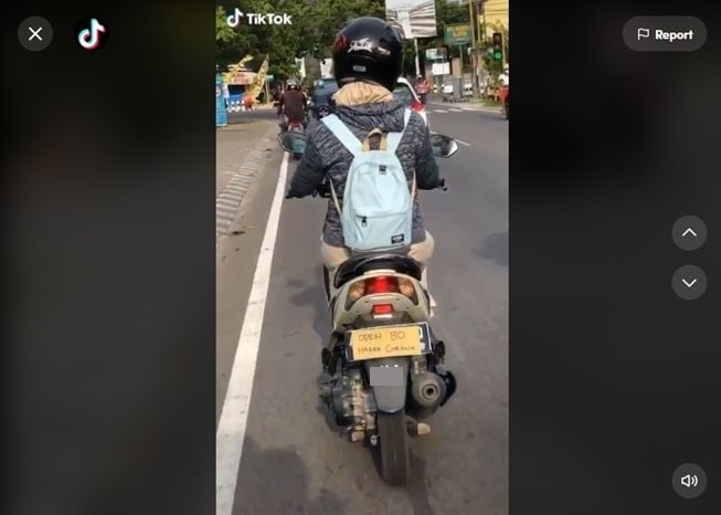 Viral tulisan di motor wanita bikin salah fokus, publik auto kasihan baca isinya. (TikTok/@jagoantempe0)