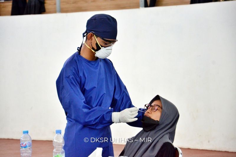 Mahasiswa dan dosen Unhas menjalani swab antigen persiapan kuliah tatap muka di GOR JK Arenatorium Unhas Makassar.ANTARA/HO-Unhas 