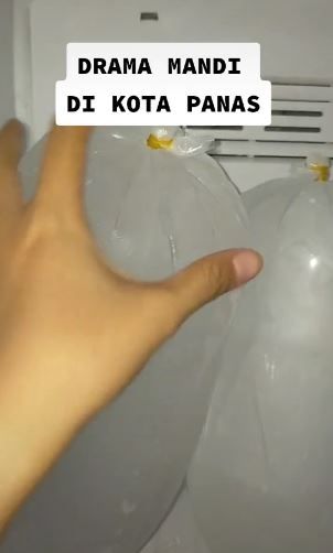 Wanita mandi pakai air es. (Tiktok/@tyapr11)