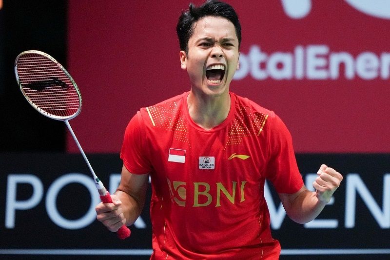 Pebulutangkis Indonesia, Anthony Ginting melakukan selebrasi setelah memenangi pertandingan tunggal putra melawan Lu Guang Zu pada final Piala Thomas 2020 di Aarhus, Denmark, Minggu (17/10/2021) malam WIB. [ANTARA FOTO/Claus Fisker/Ritzau Scanpix via Reuters]