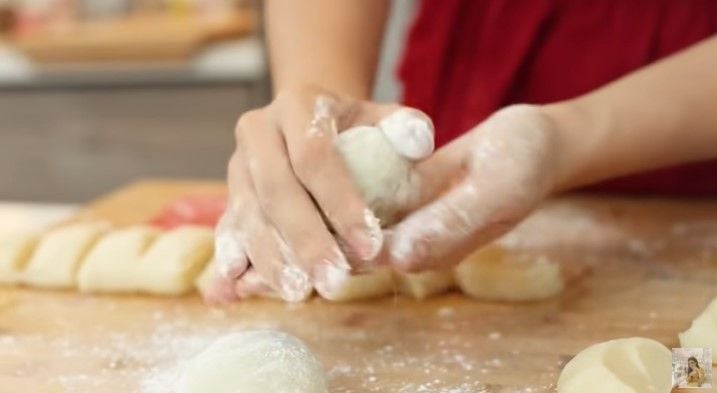 Resep Mochi Jepang Isi Cokelat, Dessert Kenyal dan Lezat. (Dok: Youtube/Devina Hermawan)