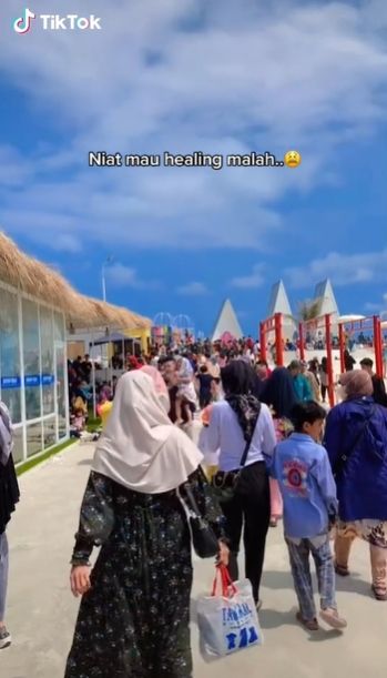 Viral Video Warganet Berujung Syok Pas Sampai Lokasi Wisata: Niat Healing Malah Pusing. (TikTok/mnindx)