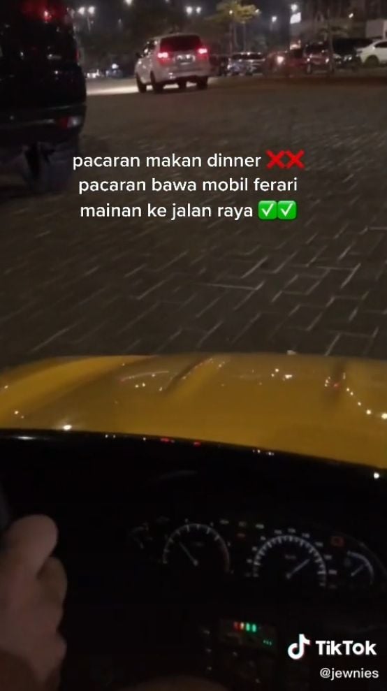 Viral pasangan kekasih kencan naik mobil mainan. (TikTok/jewnies)