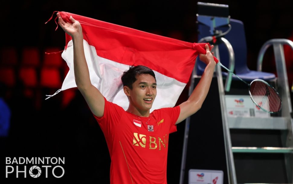 Tunggal putra Indonesia Jonatan Christie mengibarkan bendera merah putih usai mengalahkan China pada pertandingan final Thomas Cup 2020 di Ceres Arena, Aarhus, Denmark. (BWF/Badminton Photo/Yves Lacroix)