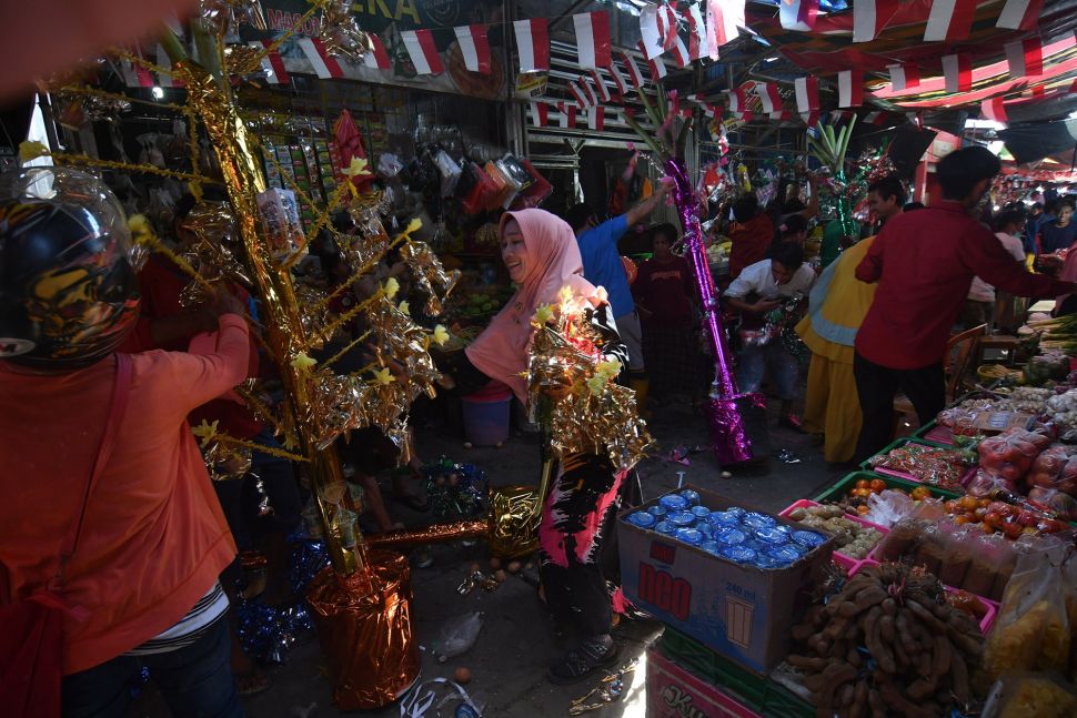 Warga berebur telur pada pohon telur hias saat perayaan peringatan Maulid Nabi Muhammad SAW di Pasar Tradisional Masomba di Palu, Sulawesi Tengah, Senin (18/10/2021). ANTARA FOTO/Mohamad Hamzah