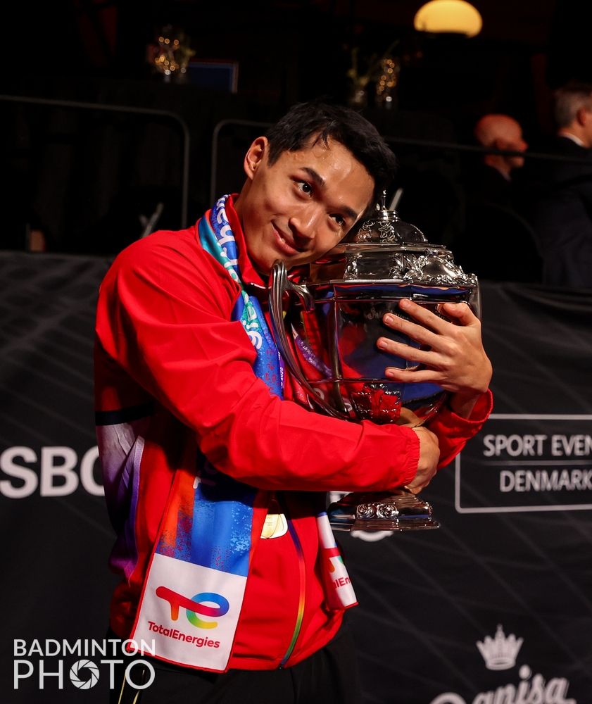 Pebulu tangkis tunggal putra Indonesia, Jonatan Christie merayakan gelar juara dengan memegang trofi Piala Thomas 2020 di Ceres Arena, Aarhus, Denmark, Minggu (17/10/2021) malam WIB. [BWF/Badminton Photo].
