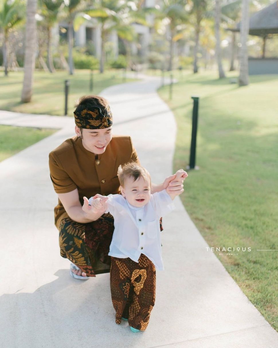 Momen Stefan William momong anak. (Instagram/stefannwilliam)