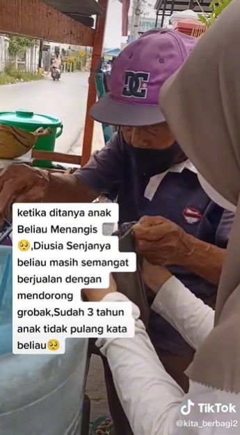 Viral Penjual Es Berusia 89 Tahun, Pas Ditanya Soal Anak Jawaban Kakek Ini Bikin Sedih. (TikTok/@kita_berbagi2)