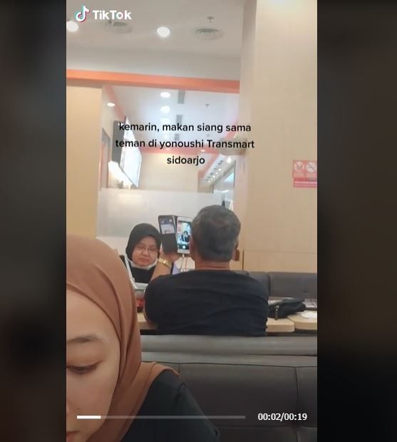 Viral Aksi Suami Diam-diam Memotret Istri saat Makan Berdua (tiktok.com/emoon.oo)