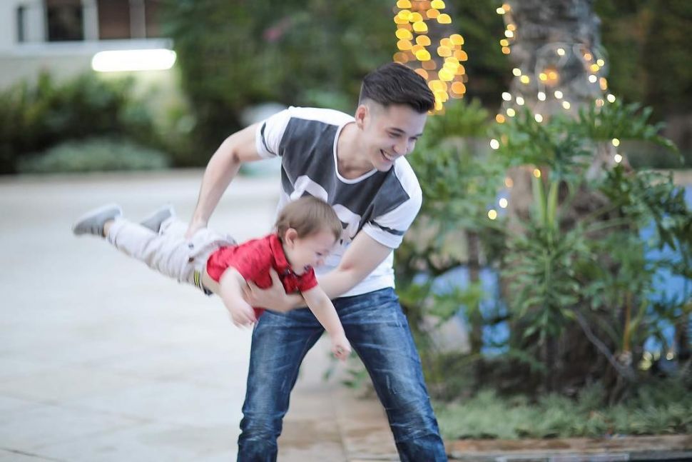 Momen Stefan William momong anak. (Instagram/stefannwilliam)