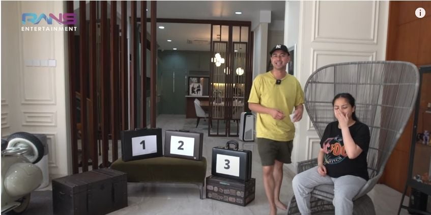 Momen Nagita Slavina dapat hadiah mal. (YouTube/Rans Entertainment)