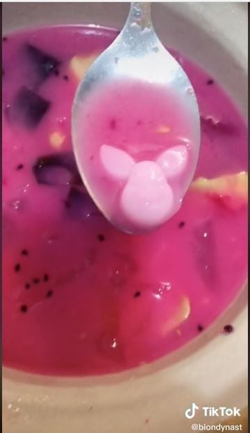 Temukan Piglet di dalam es campur (TikTok @biondynast)