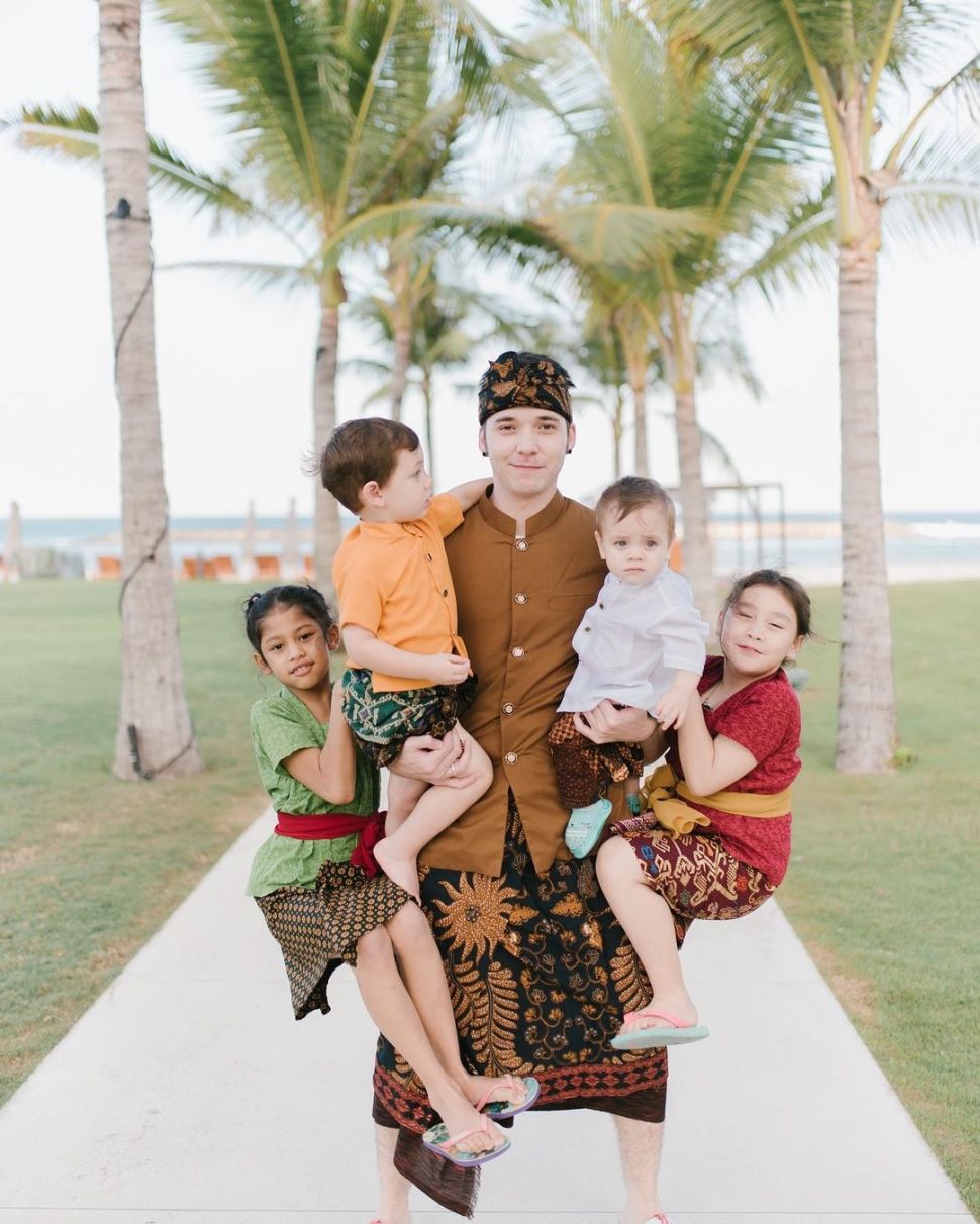 Momen Stefan William momong anak. (Instagram/stefannwilliam)