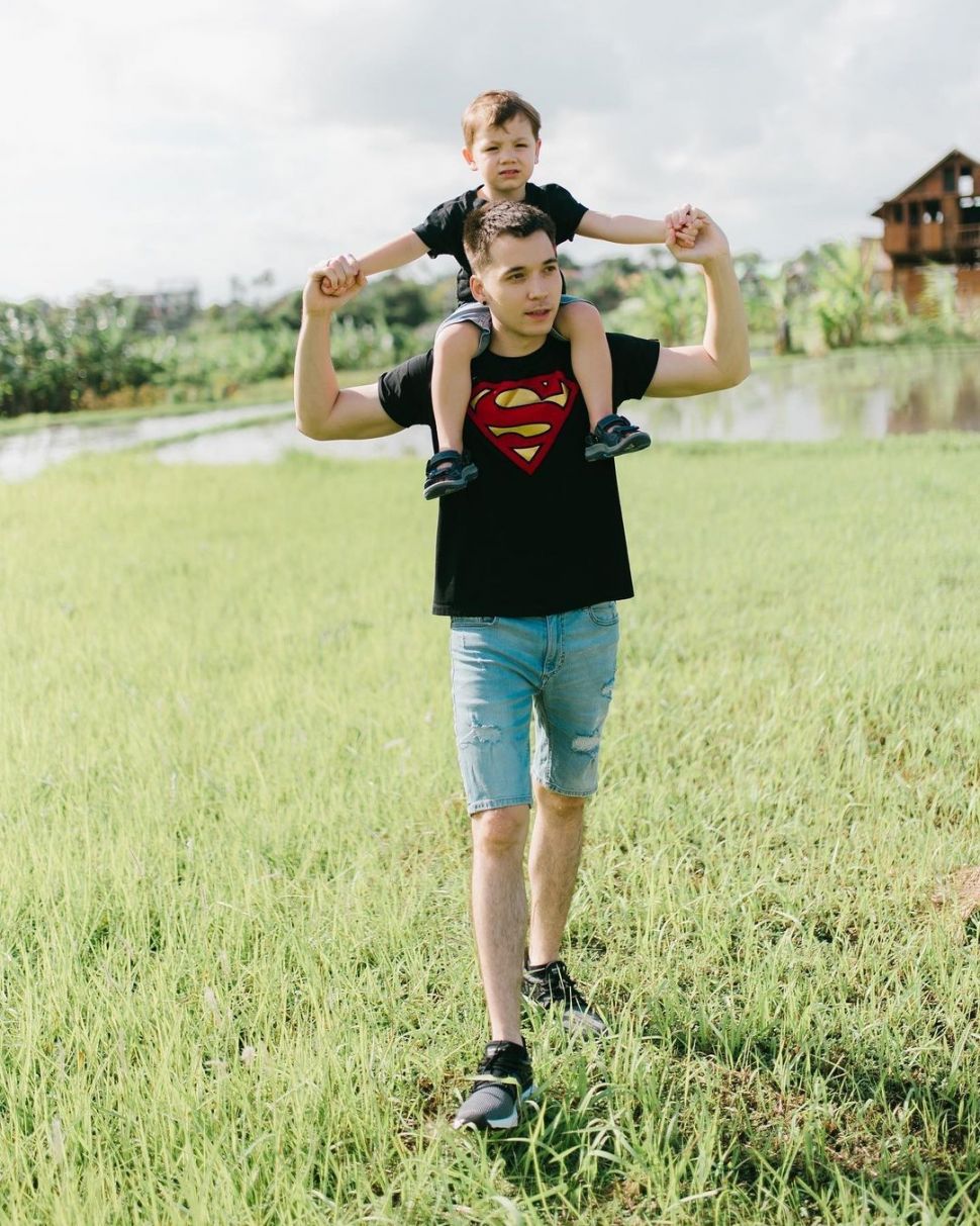 Momen Stefan William momong anak. (Instagram/stefannwilliam)