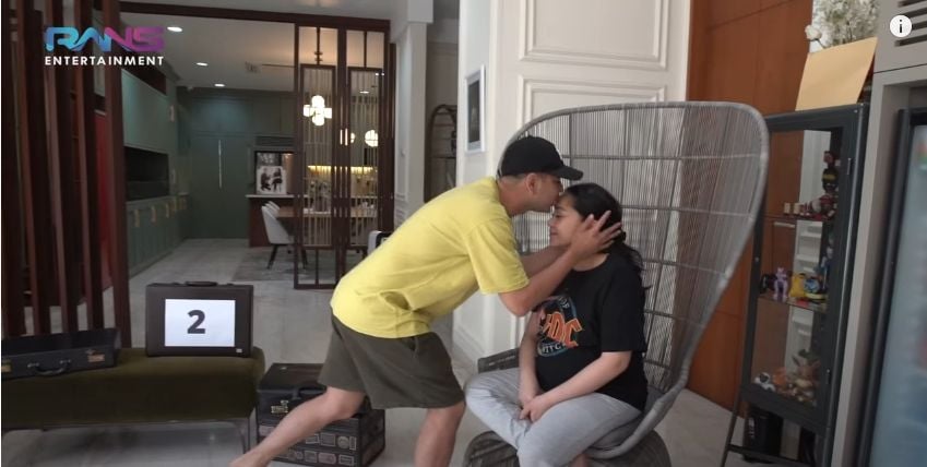 Momen Nagita Slavina dapat hadiah mal. (YouTube/Rans Entertainment)