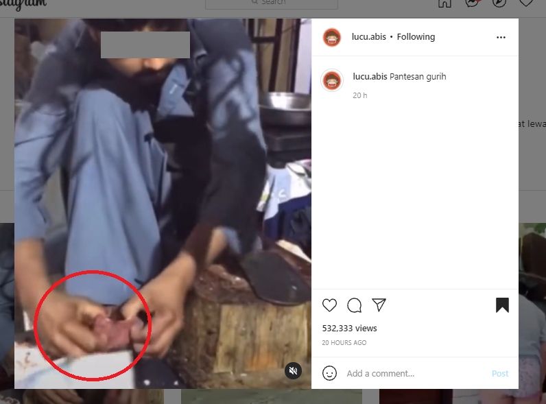 Viral Video Pria Sibuk Potong Daging, Publik Malah Salfok ke Bagian Kaki: Pantesan Gurih. (Instagram/@lucu.abis)